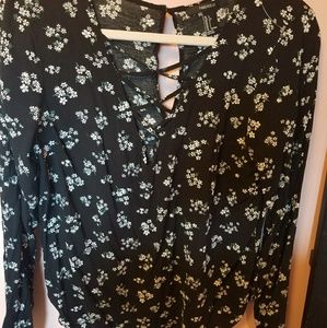 ☄Forever 21 Black and floral blouse!